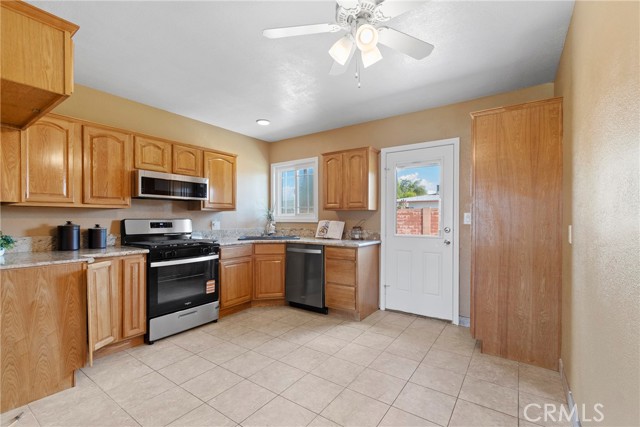 Detail Gallery Image 4 of 19 For 4127 Goodman St, Riverside,  CA 92503 - 3 Beds | 1/1 Baths