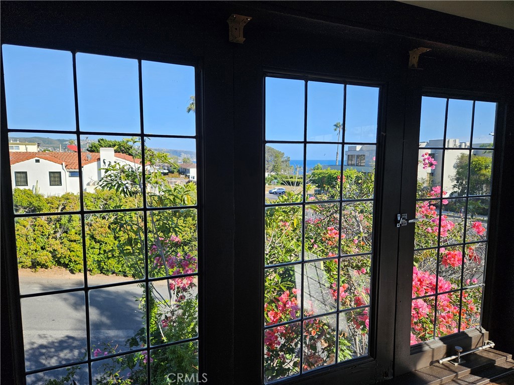 https://media.crmls.org/medias/327206fd-d31d-43aa-9900-918a07b60079.jpg?preset=X-Large