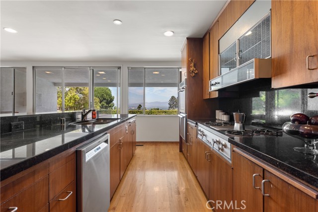 Detail Gallery Image 17 of 42 For 3511 Stonehill Pl, Sherman Oaks,  CA 91423 - 5 Beds | 3 Baths