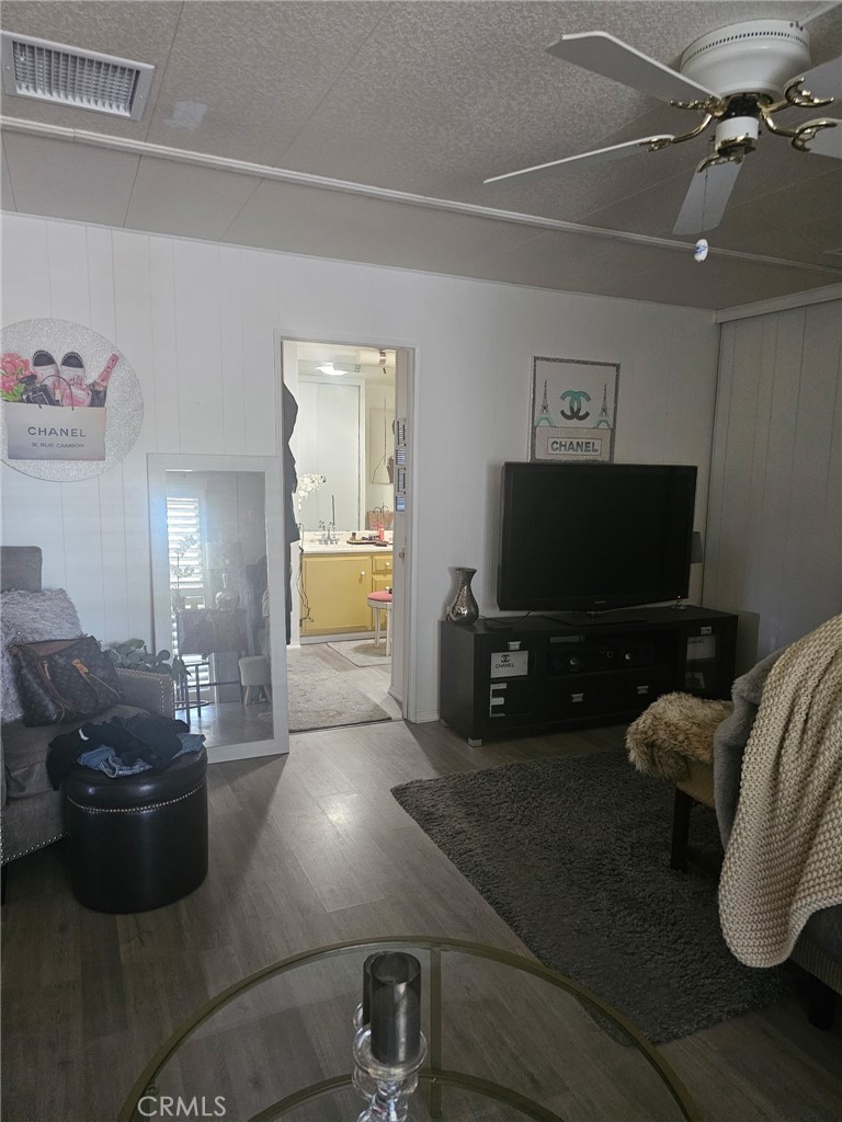 https://media.crmls.org/medias/327942d9-95d5-4dae-bcfb-f98e6b1dd816.jpg?preset=X-Large