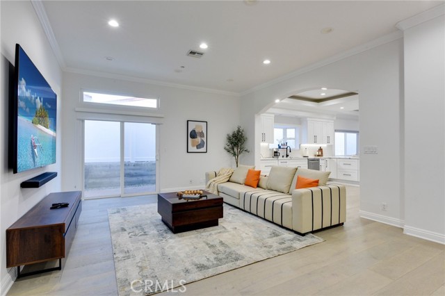 22237 Buena Ventura Street, Woodland Hills CA: https://media.crmls.org/medias/327a13e9-8873-4531-859d-374f252d48a0.jpg