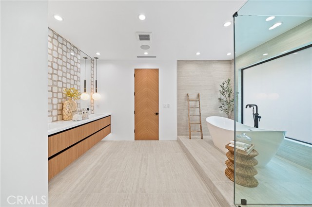 19750 Wells Drive, Woodland Hills CA: https://media.crmls.org/medias/327aaeb8-50db-4df9-a029-cb938a7f23f2.jpg