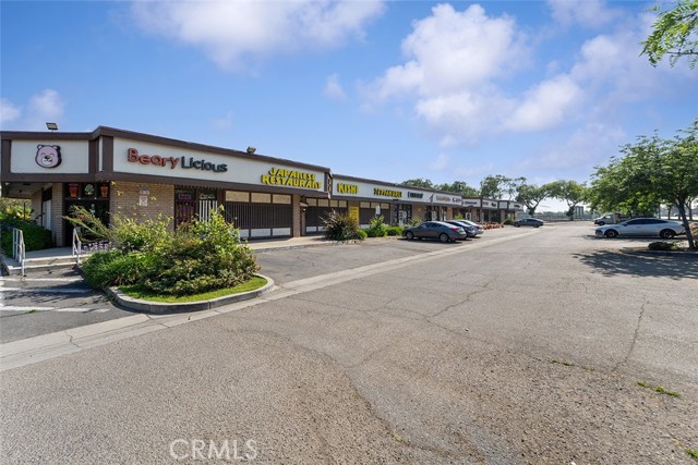 320 W Foothill Blvd, Upland CA: https://media.crmls.org/medias/327e5933-5e5e-4c24-875c-cb8e4a0ed238.jpg
