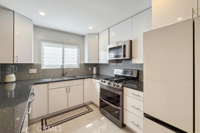 Detail Gallery Image 9 of 23 For 1156 San Rafael #2,  Glendale,  CA 91202 - 2 Beds | 2 Baths