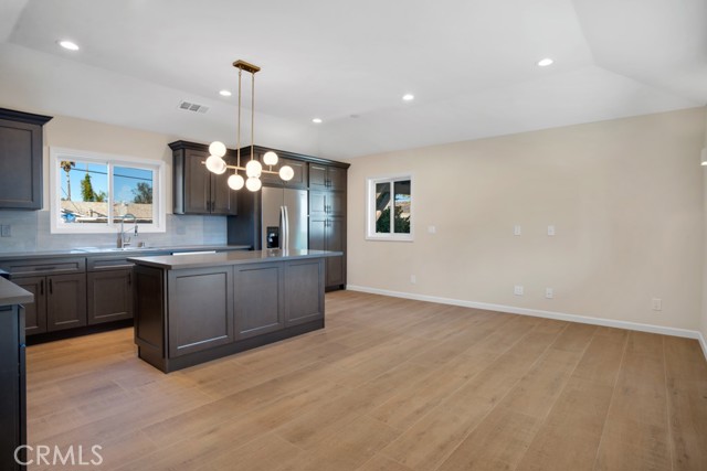 Detail Gallery Image 4 of 23 For 7633 Fallbrook Ave, West Hills,  CA 91304 - 3 Beds | 2 Baths