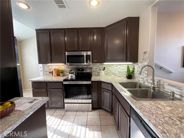 Detail Gallery Image 5 of 26 For 8027 E Naples Ln, Anaheim,  CA 92808 - 3 Beds | 3 Baths