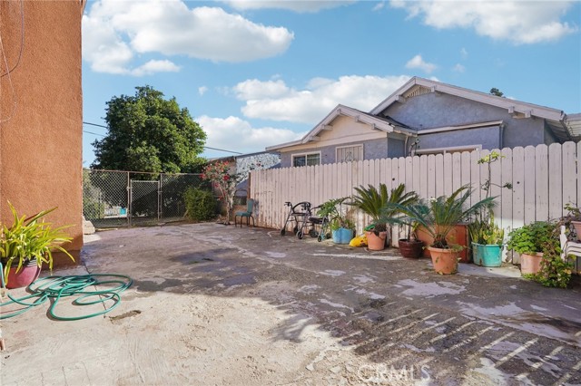 Detail Gallery Image 8 of 11 For 1046 N Bonnie Beach Pl, Los Angeles,  CA 90063 - 4 Beds | 2 Baths