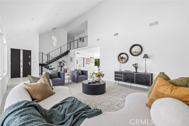 Detail Gallery Image 3 of 35 For 20101 Greenbriar Dr, Tarzana,  CA 91356 - 5 Beds | 4 Baths