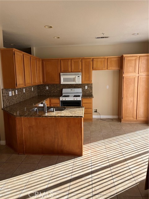 Detail Gallery Image 5 of 31 For 13536 Bunker Hill Pl, Fontana,  CA 92336 - 4 Beds | 3 Baths