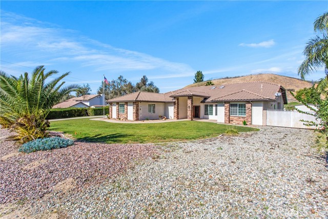 Detail Gallery Image 3 of 52 For 3009 Shadid, Colton,  CA 92324 - 5 Beds | 3/1 Baths