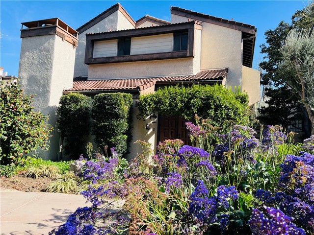 Detail Gallery Image 2 of 27 For 21801 Burbank #83,  Woodland Hills,  CA 91367 - 4 Beds | 3 Baths