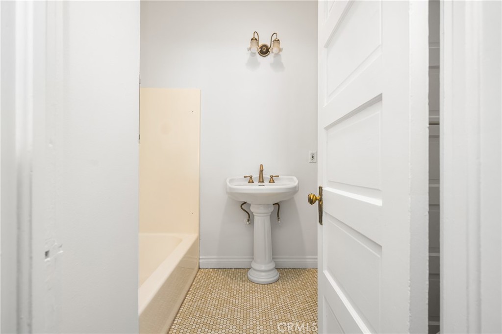 https://media.crmls.org/medias/32a25bd0-2d42-4e3d-b45d-8f04eb3e01a4.jpg?preset=X-Large