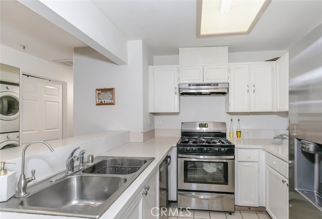 Detail Gallery Image 7 of 22 For 450 W Dryden St #104,  Glendale,  CA 91202 - 2 Beds | 2 Baths