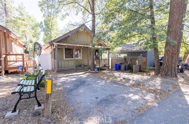 Detail Gallery Image 2 of 20 For 32905 Chipmunk Ln, Arrowbear,  CA 92382 - 2 Beds | 1 Baths