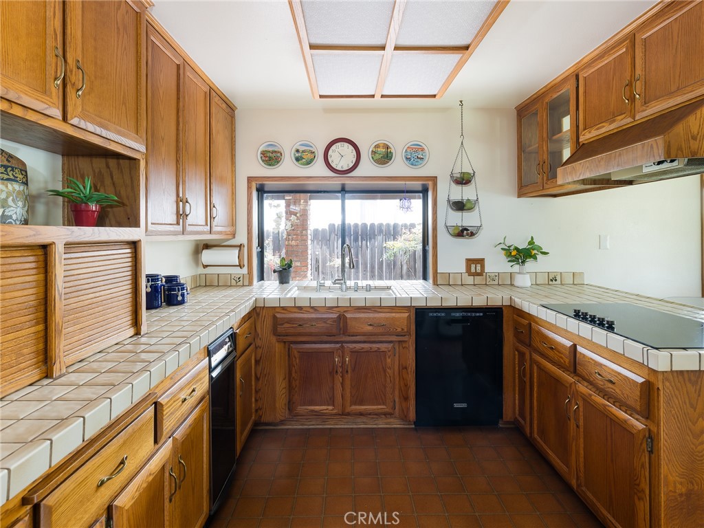 https://media.crmls.org/medias/32a79bca-f2df-446d-acf3-bfc34731d217.jpg?preset=X-Large