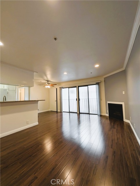 Detail Gallery Image 2 of 28 For 11162 Camarillo St #206,  –,  CA 91602 - 2 Beds | 2 Baths