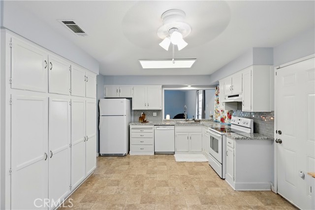 395 Columbia Avenue, Merced CA: https://media.crmls.org/medias/32ac13ac-28ec-4aa6-a6a0-5f954bdf2277.jpg