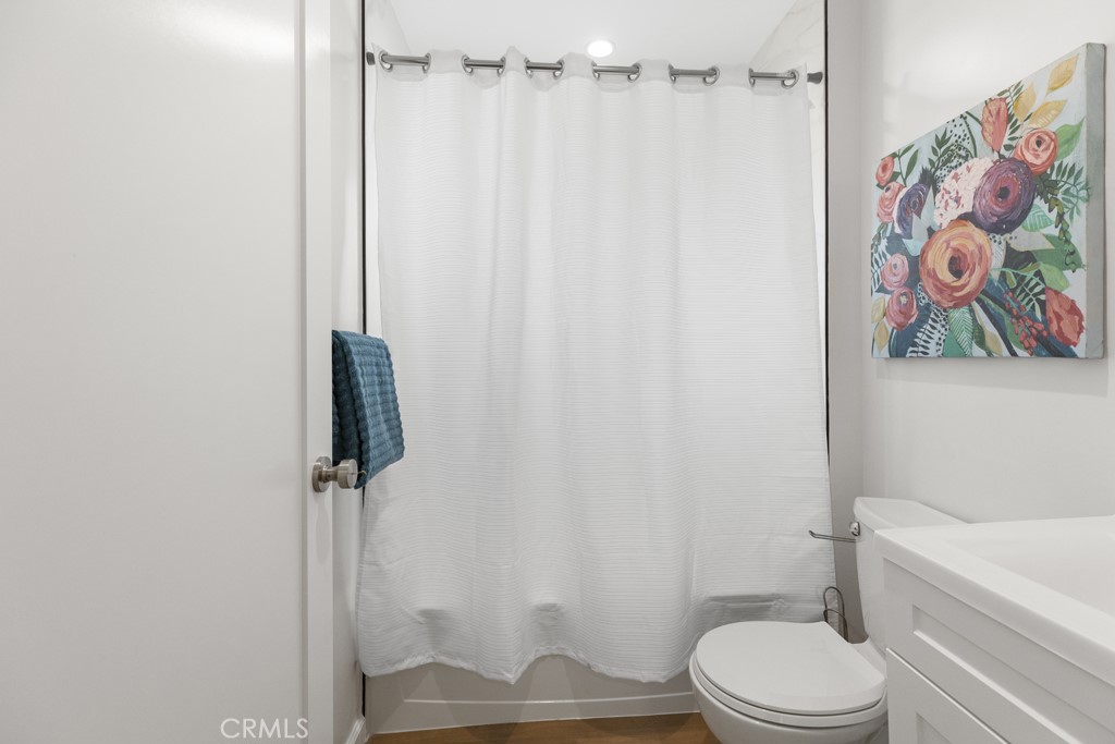 https://media.crmls.org/medias/32b15a0e-d543-4e8c-91bf-01de978469ac.jpg?preset=X-Large