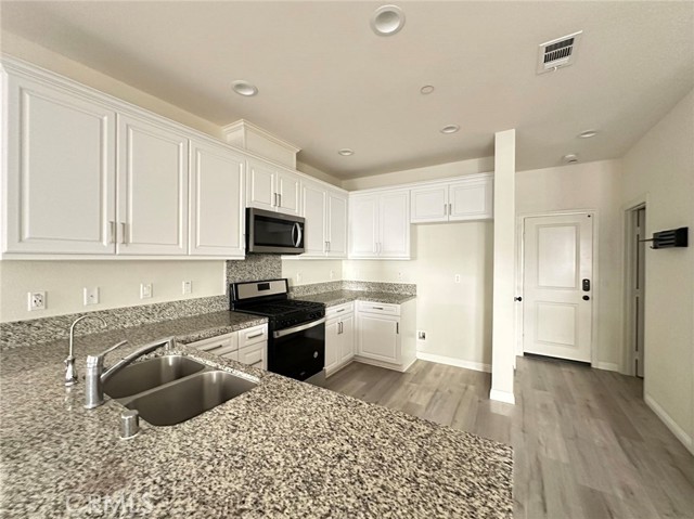 Detail Gallery Image 5 of 18 For 2888 E Berry Loop Privado, #45 #45,  Ontario,  CA 91761 - 3 Beds | 2/1 Baths