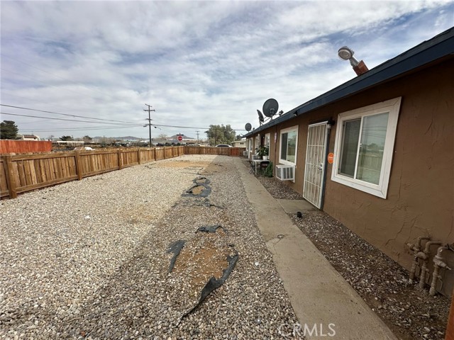 Detail Gallery Image 13 of 17 For 11895 White Ave, Adelanto,  CA 92301 - 6 Beds | 3 Baths