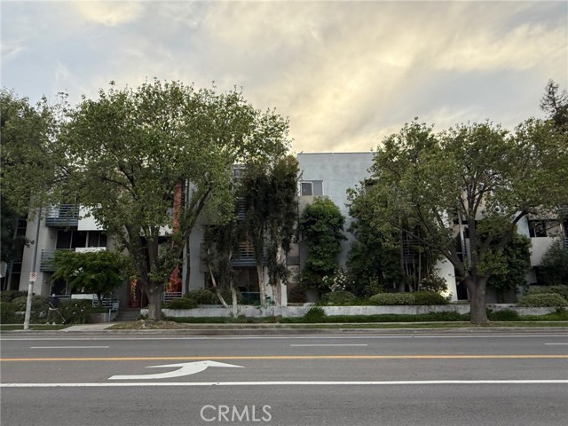 5151 Balboa Boulevard, Encino CA: https://media.crmls.org/medias/32b30858-01ee-49b9-9d88-5856f75998d2.jpg