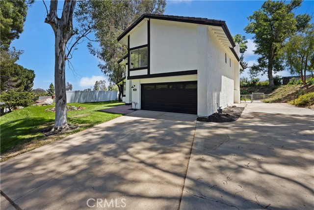 Detail Gallery Image 3 of 34 For 2563 Border Ave, Corona,  CA 92882 - 5 Beds | 2/1 Baths