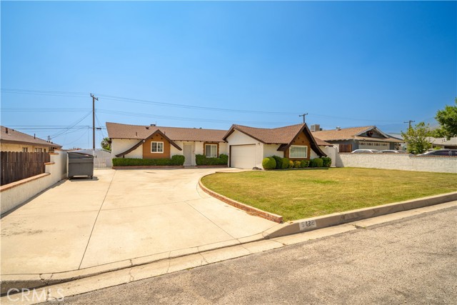 5422 Golondrina Drive, San Bernardino CA: https://media.crmls.org/medias/32ba9cdd-55ab-4037-b84f-51ff9c62a248.jpg