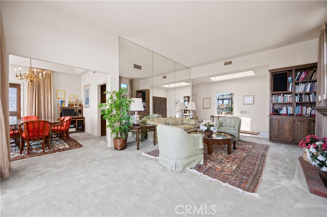 21 Beachcomber Drive, Corona del Mar CA: https://media.crmls.org/medias/32bb0f07-9196-41f0-a6eb-07400d8d5af5.jpg