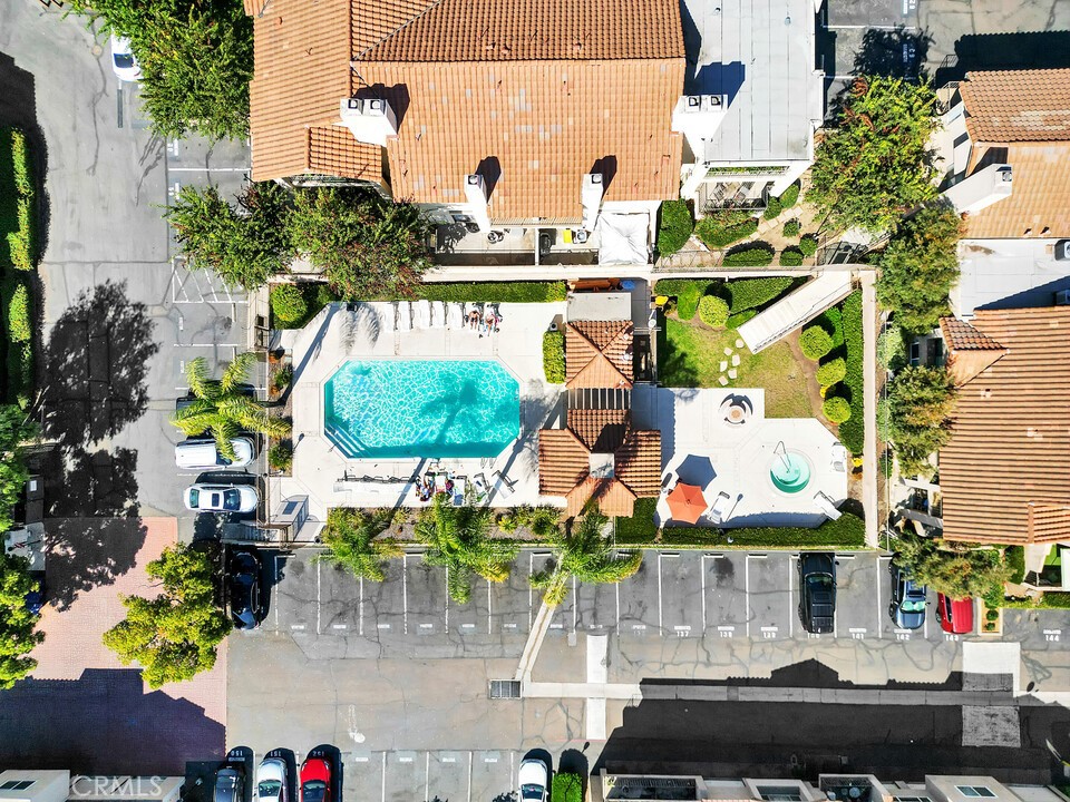 https://media.crmls.org/medias/32bbd4a6-2ec9-4317-b551-8d89d312788e.jpg?preset=X-Large
