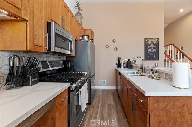 Detail Gallery Image 15 of 31 For 4652 Don Lorenzo #B,  Los Angeles,  CA 90008 - 3 Beds | 3 Baths