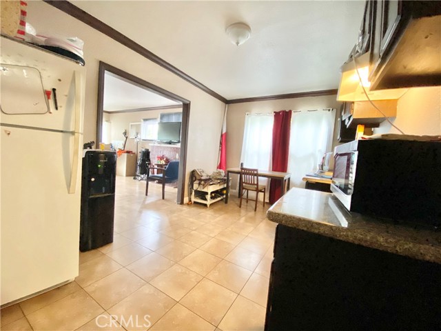 218 E 60th Street, Los Angeles CA: https://media.crmls.org/medias/32bc8339-103f-4bbb-b164-e71e222fc08e.jpg