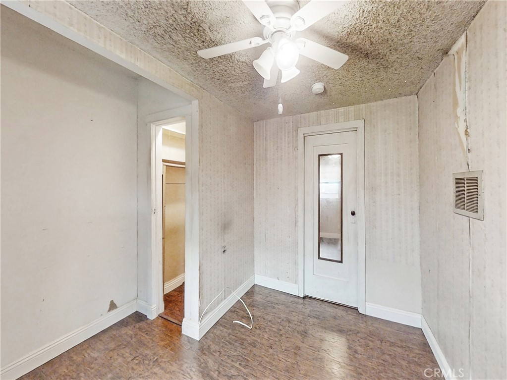 https://media.crmls.org/medias/32bdd06a-037e-4183-9539-135473f5aa2d.jpg?preset=X-Large