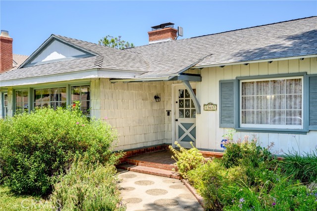 13617 Bassett Street, Valley Glen CA: https://media.crmls.org/medias/32c111e4-9150-4b11-bcc8-da50153a7f1f.jpg