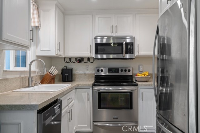 Detail Gallery Image 6 of 22 For 10403 Stratton Ct, Cypress,  CA 90630 - 4 Beds | 2/1 Baths