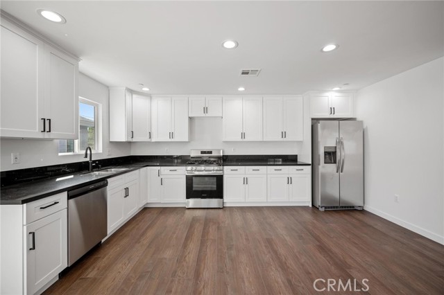 Detail Gallery Image 9 of 42 For 7445 Balcom Ave, Reseda,  CA 91335 - 4 Beds | 2 Baths