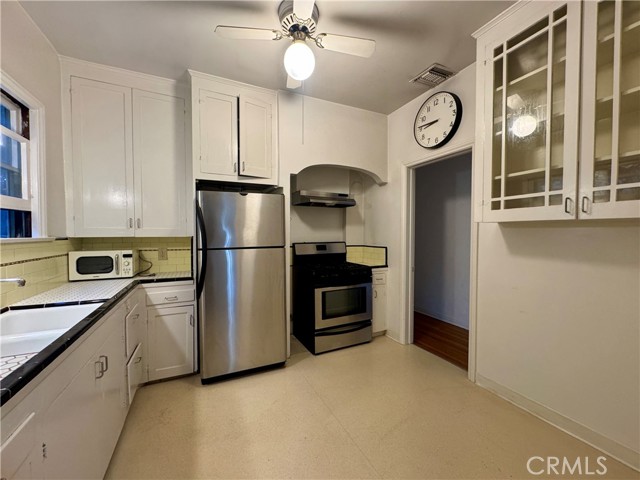 Detail Gallery Image 4 of 11 For 697 Mira Monte Pl #B,  Pasadena,  CA 91101 - 2 Beds | 1 Baths