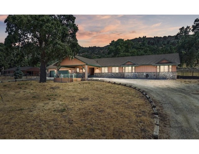 Detail Gallery Image 1 of 1 For 27600 Cumberland Rd, Tehachapi,  CA 93561 - 4 Beds | 3 Baths