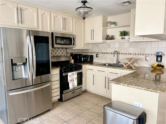 Detail Gallery Image 7 of 17 For 19950 Sherman Way a,  Winnetka,  CA 91306 - 3 Beds | 3/1 Baths