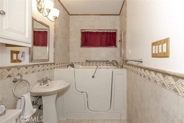 835 N Lincoln Street, Burbank CA: https://media.crmls.org/medias/32cb7dcf-0567-44b0-91b2-8ba14bee4398.jpg