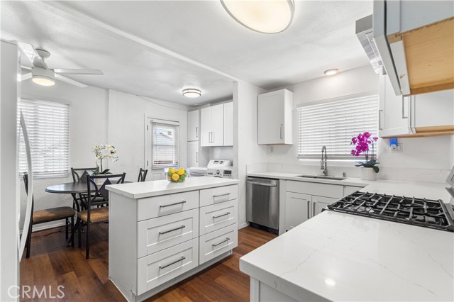 Detail Gallery Image 9 of 24 For 2027 W 70th St, Los Angeles,  CA 90047 - 3 Beds | 2 Baths