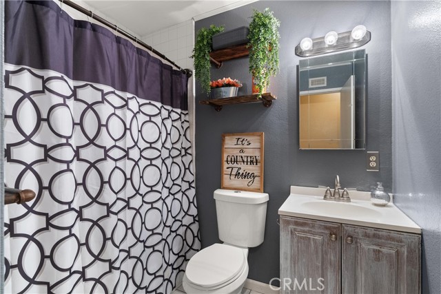 Detail Gallery Image 9 of 23 For 18021 Gulf Ln, Huntington Beach,  CA 92646 - 6 Beds | 4 Baths
