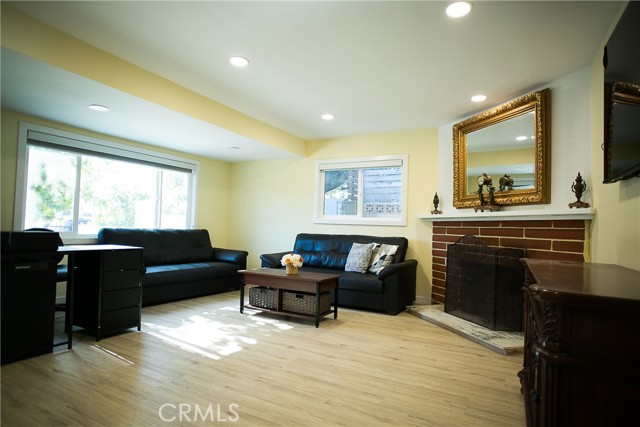 Detail Gallery Image 5 of 11 For 22445 Vanowen St, West Hills,  CA 91307 - 6 Beds | 3 Baths