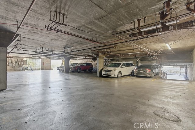 Image 16 of 26 For 939 College  