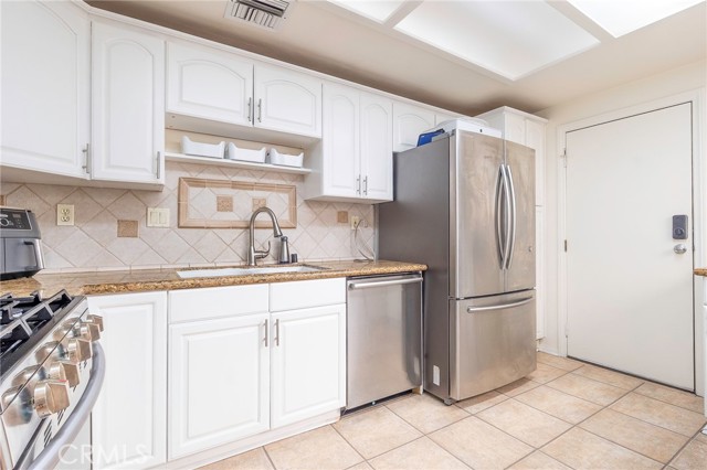 Detail Gallery Image 14 of 24 For 23549 Victory Blvd. #21,  West Hills,  CA 91307 - 3 Beds | 2/1 Baths