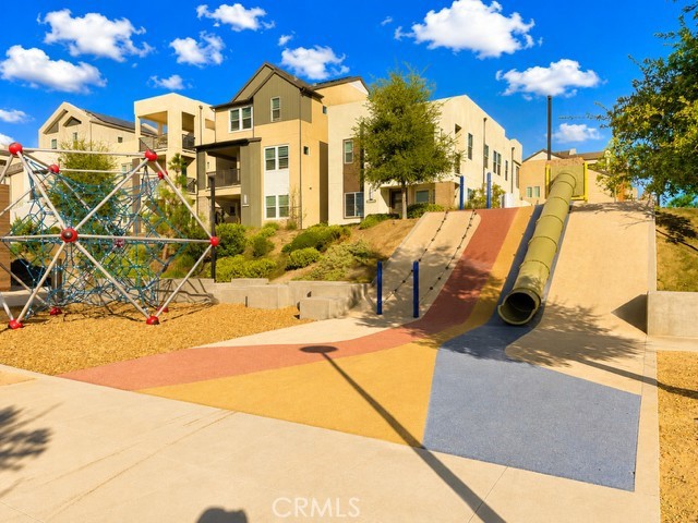 https://media.crmls.org/medias/32d370a2-9a36-4974-a492-01bacc1f20da.jpg?preset=X-Large