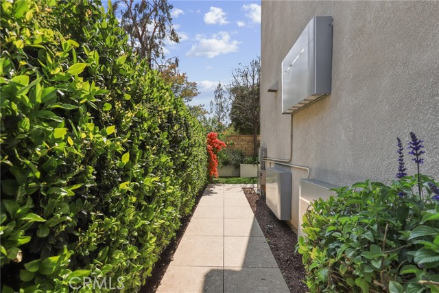 24229 La Montura Drive, Valencia CA: https://media.crmls.org/medias/32d48485-affb-483d-9986-11810d123f16.jpg