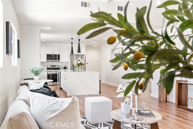 215 E Sierra Madre Avenue, Azusa CA: https://media.crmls.org/medias/32d71a58-6bee-43cd-9b76-aa3f995c0424.jpg