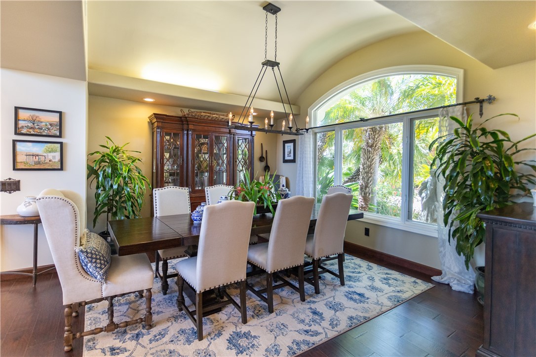 formal dinning area with views to the front yard. Beautiful lush tropical plants.