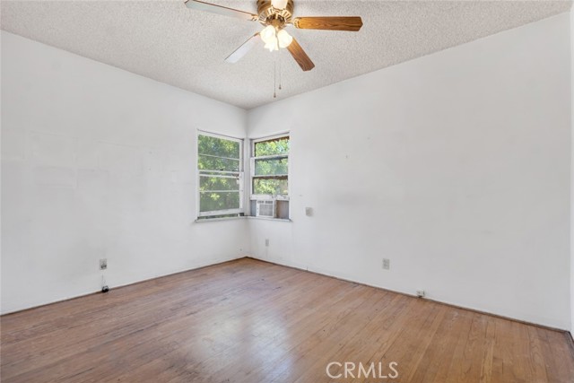 6252 Camellia Avenue, North Hollywood CA: https://media.crmls.org/medias/32d98597-b998-4494-ac30-5b7e68dec382.jpg