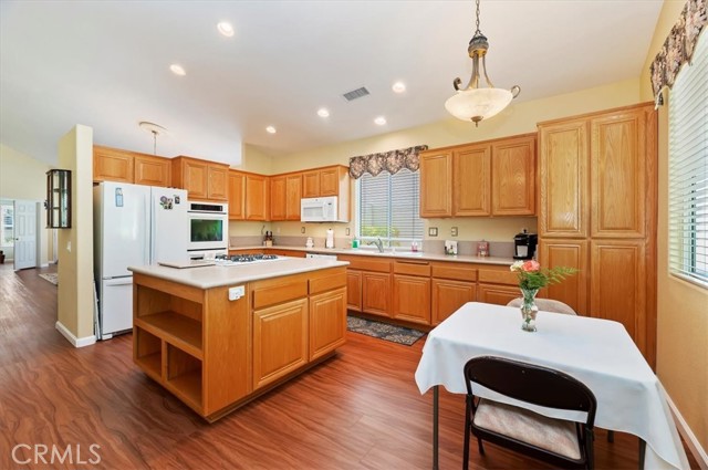 23810 Via Barletta, Murrieta CA: https://media.crmls.org/medias/32d9b32e-e7c5-4374-9575-719a0a594c14.jpg